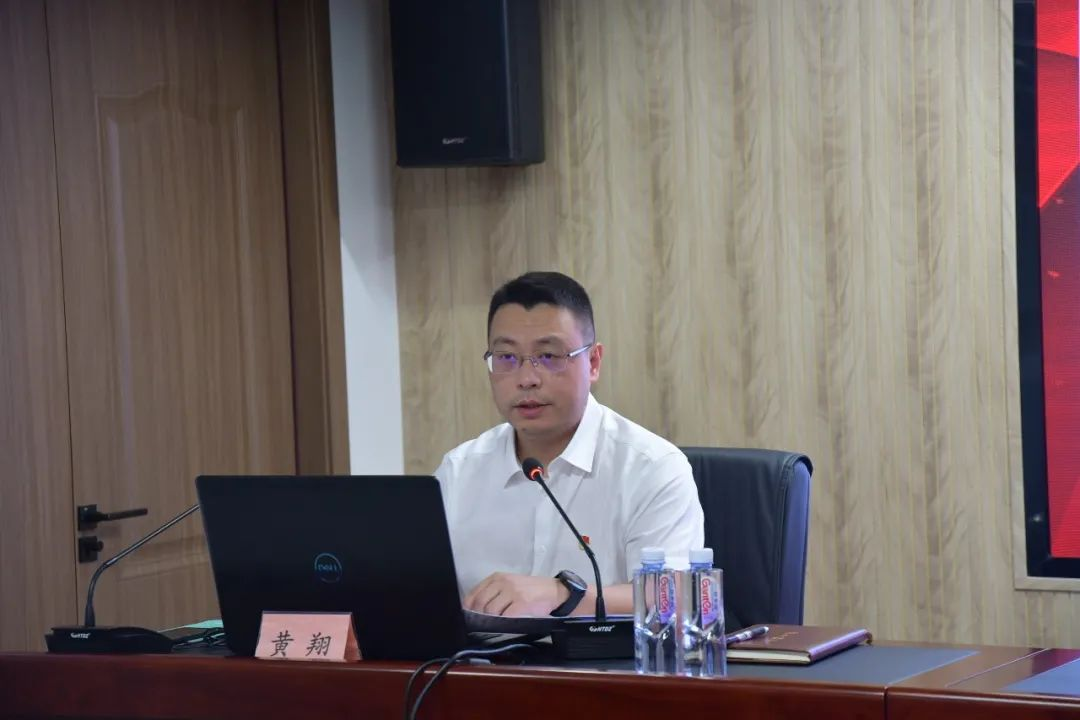黄翔为betway西汉姆联官网党员干部讲“忠诚在心、岗位奉献”专题党课