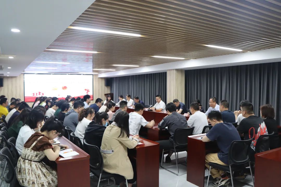 betway西汉姆联官网召开五四青年节座谈会并开展“青年先锋队”授旗仪式